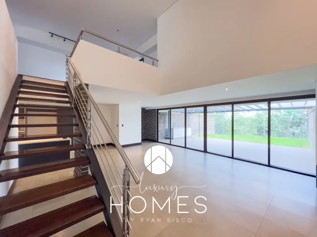 Apartamento de 2 niveles con jardín en Renta, Cayalá Zona 16.