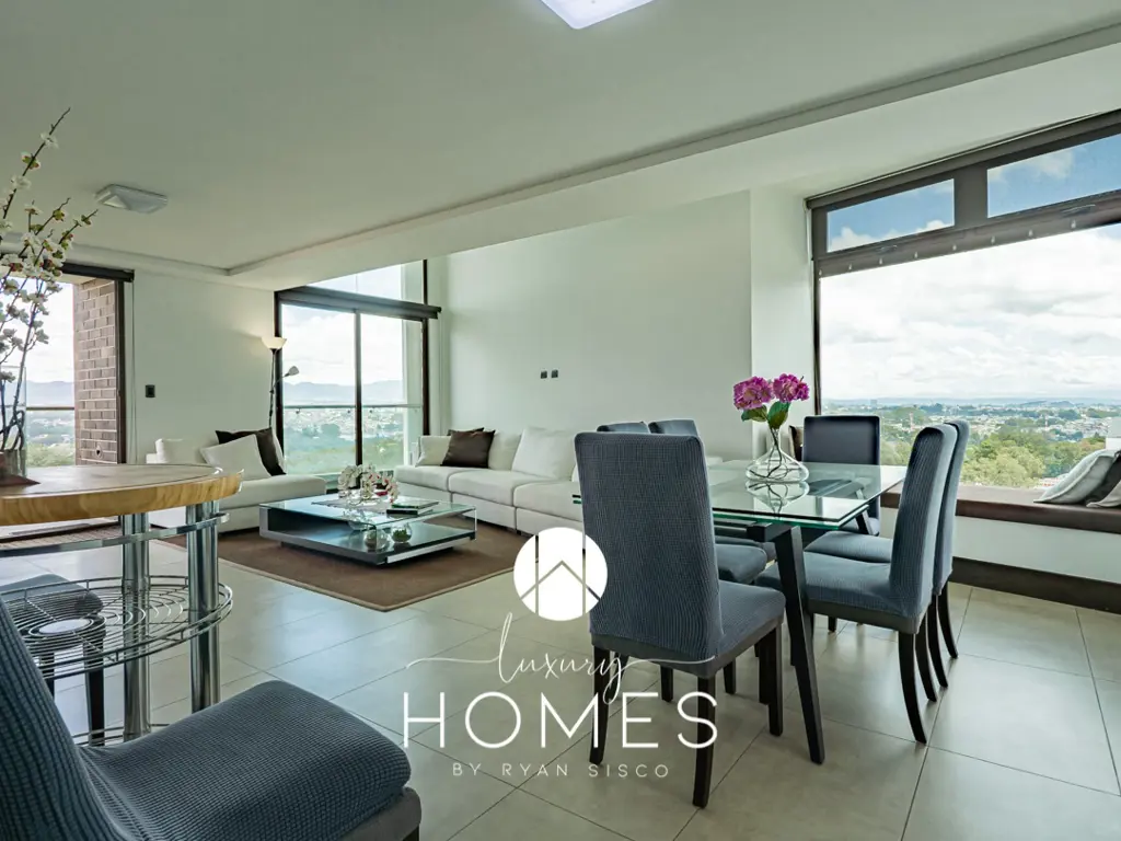 Amplio Apartamento Amueblado en Renta de 2 niveles con terraza, Viú Cayalá, Zona 16.